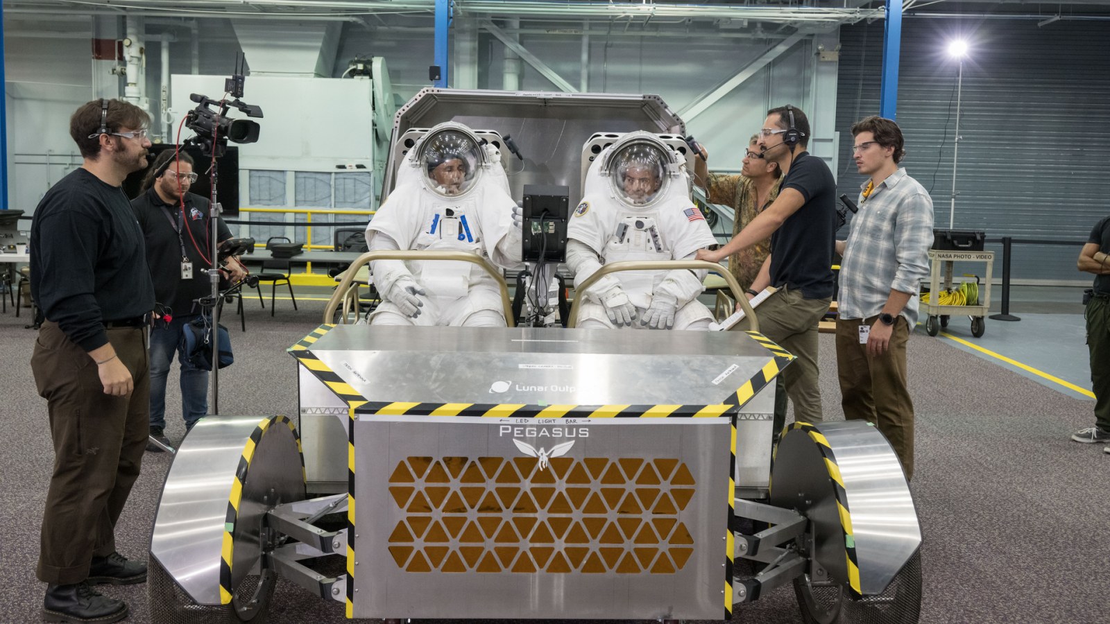Astronauti Joe Acaba i Mark Vande Hei u zemaljskoj maketi rovera Pegasus tijekom ispitivanja 15. rujna 2026.