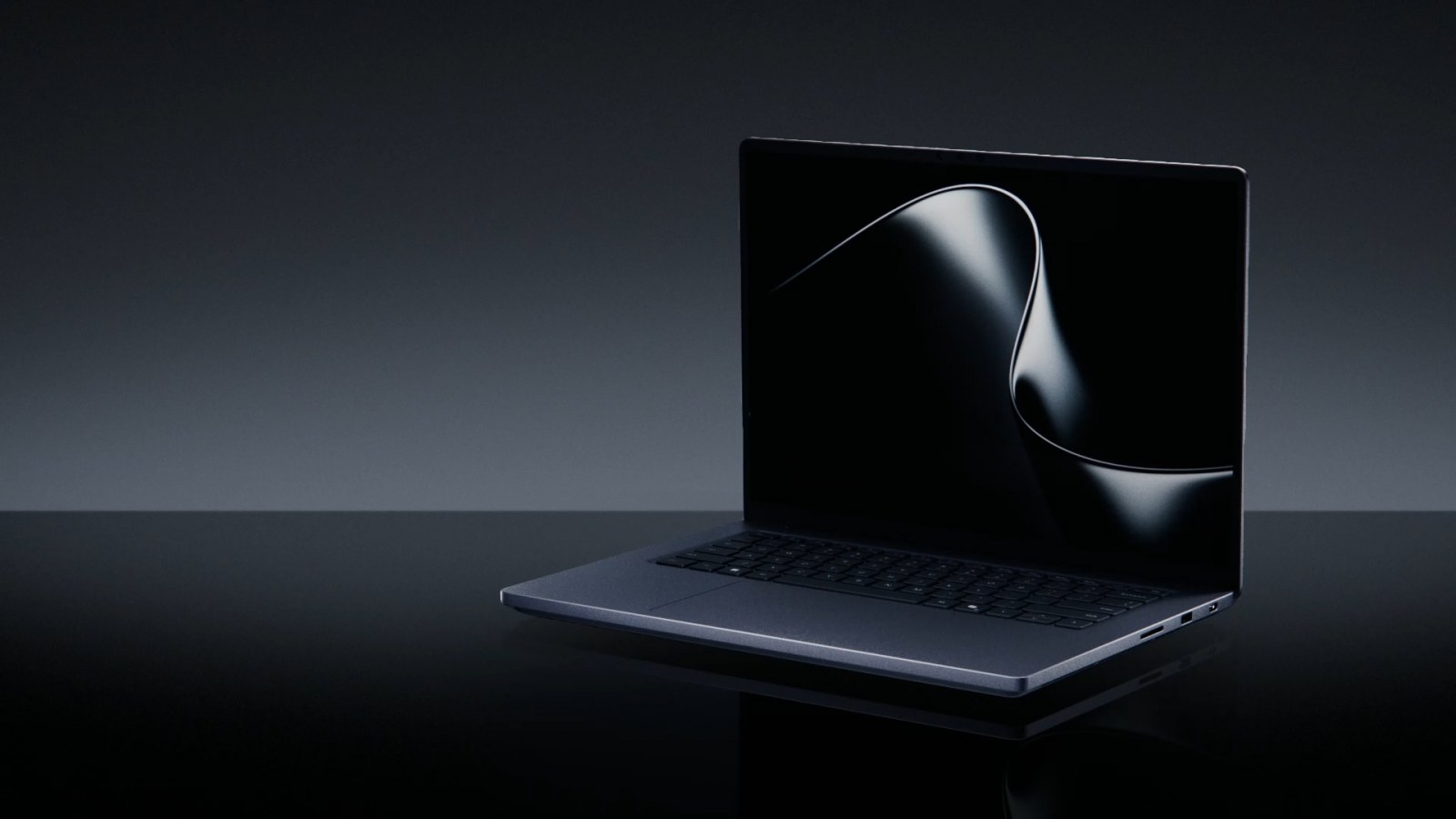 Surface Laptop Ultra fotografiran je pod kutom na tamnoj reflektirajućoj podlozi, s naglaskom na dizajn i zaslon.