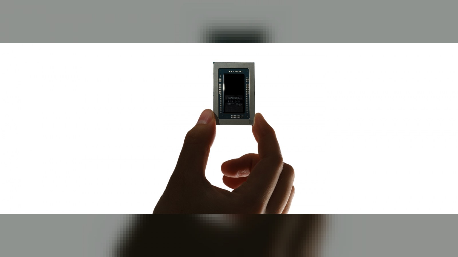 Širi kadar prikazuje ruku s Nvidia čipom na bijeloj pozadini, kao simbol prijelaza AI obrade prema lokalnom hardveru.